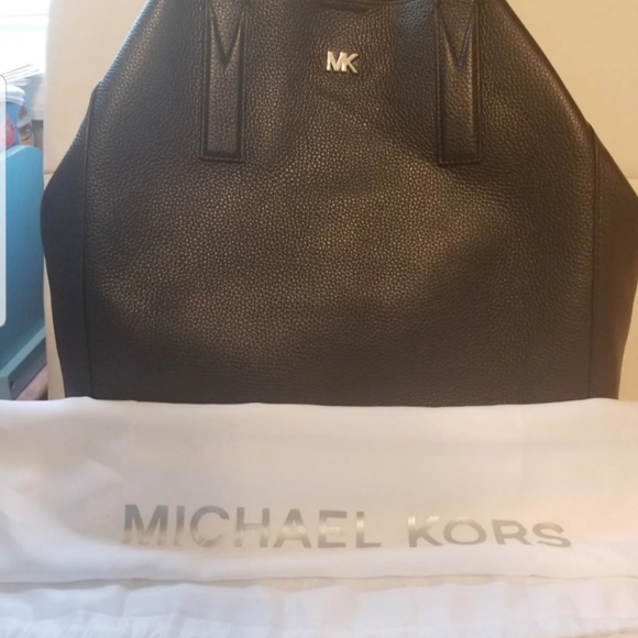 COPY - Michael Kors Junie Large Pebbled Leather T… - Picture 2 of 9